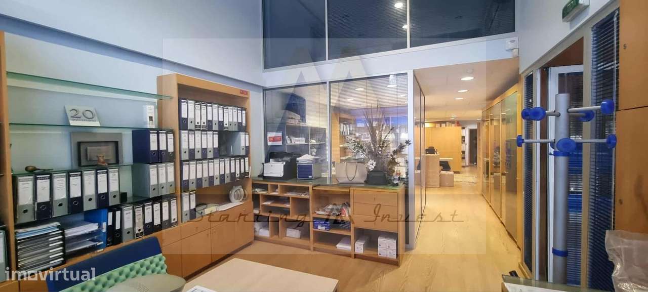 Loja comercial no largo do passeio Alegre, na Póvoa de Varzim. - Grande imagem: 2/17