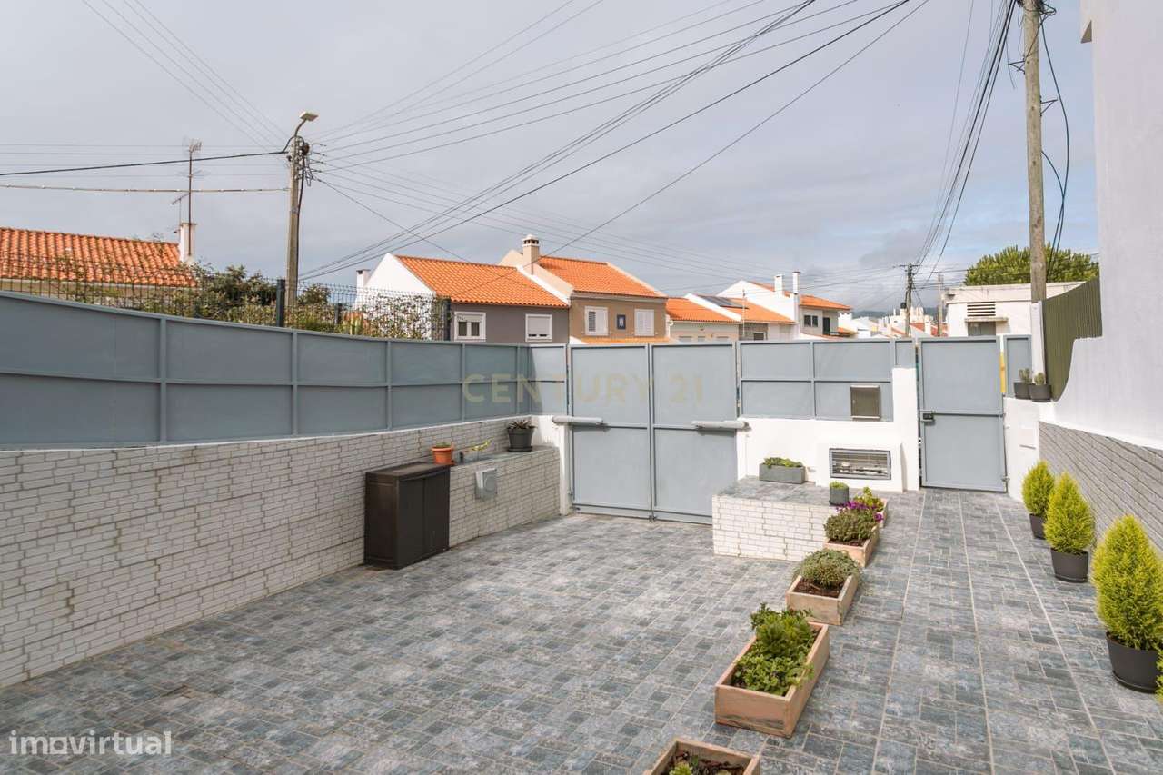Moradia T3 com pátio localizada em Cascais !-13