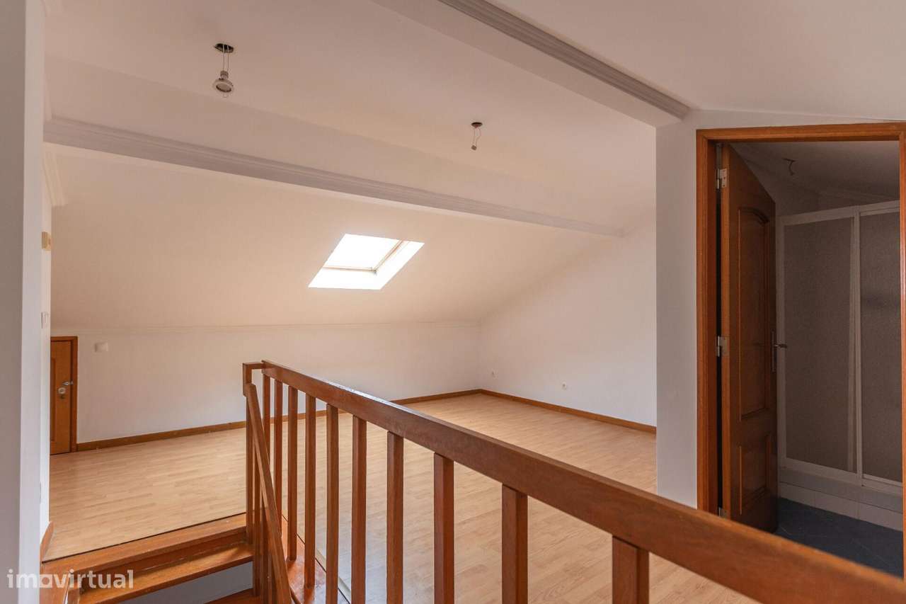 T2 Duplex com 101 m2 e 2 WC – Um apto. diferente na Amadora-29
