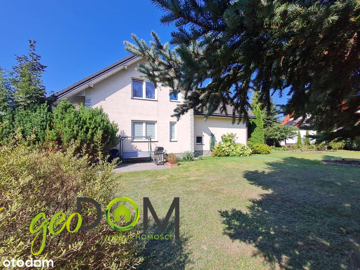 Przestronny dom o ciekawej bryle na dużej działce.-17