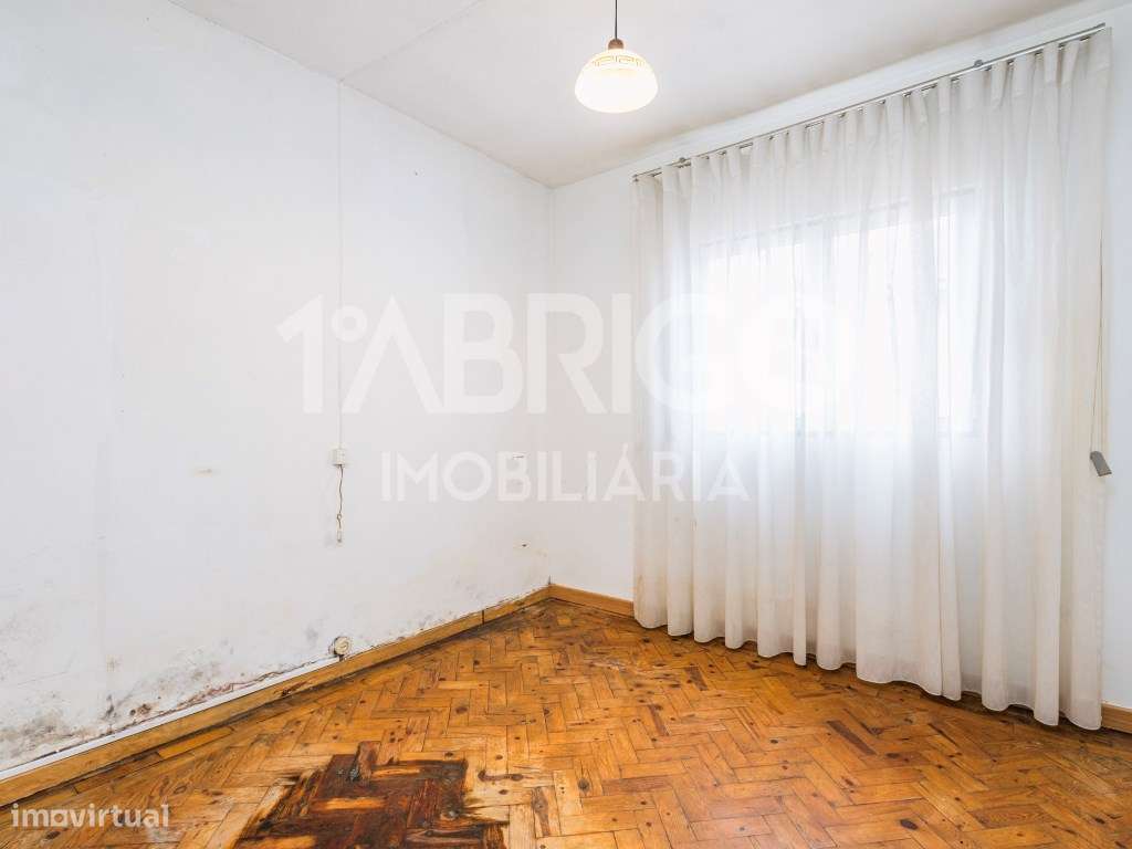 Moradia T3 Central, Oportunidade de Reabilitação (Para venda ao abr...-8