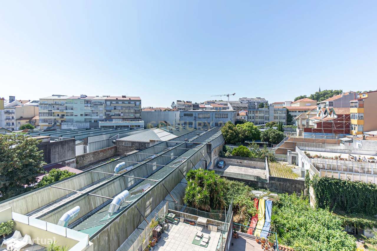 Apartamento T2+1 com Terraço na Prestigiada Rua da Alegria-28