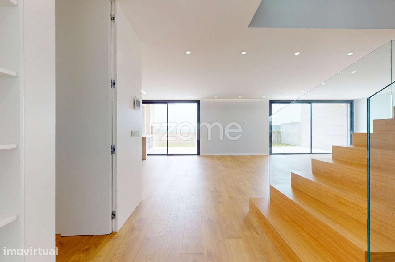 Moradia T3+1 a estrear, Abade de Neiva, Barcelos - Grande imagem: 2/33