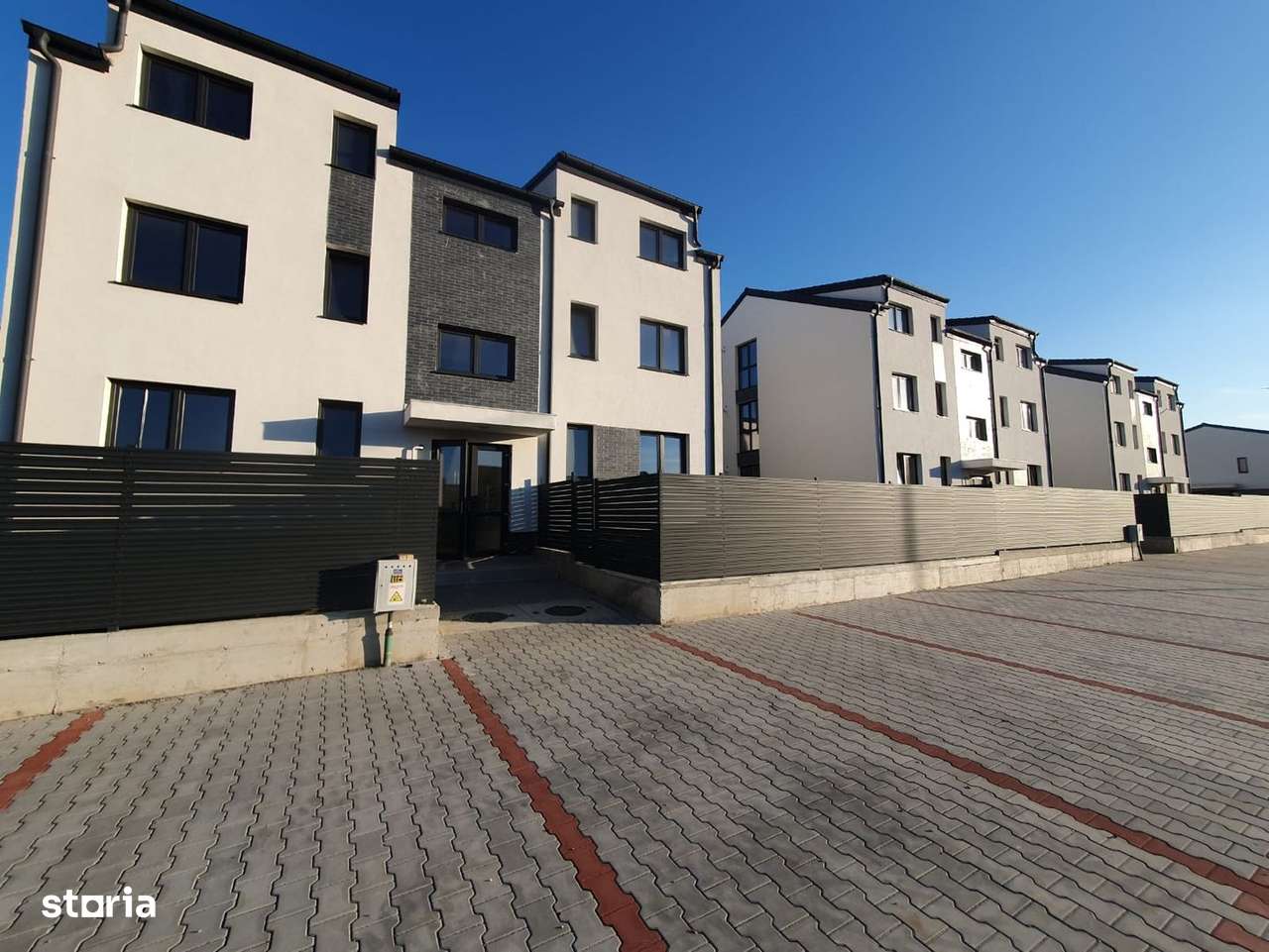 Intabulat, 2 camere decomandate, bloc tip vilă, Sânpetru-12