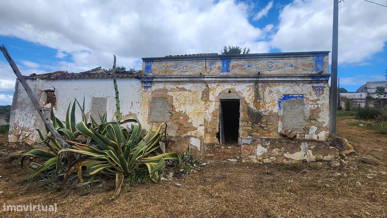 RUÍNA COM 178 m2 INSERIDA NUM TERRENO COM 18440 M2 SITUADA PRÓXIMA DE - Grande imagem: 2/27