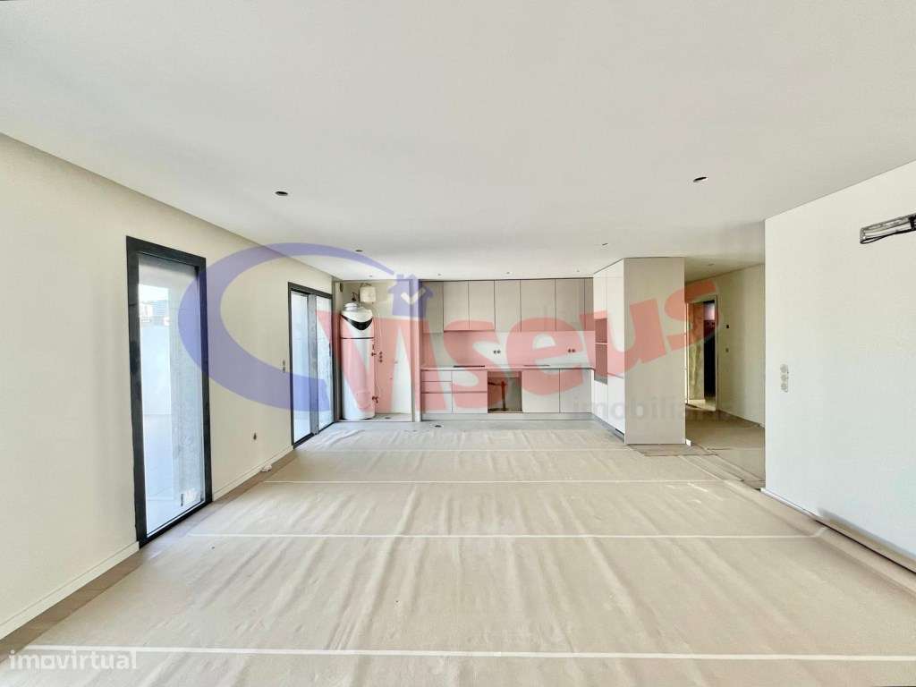 Apartamento T3 Penthouse Coimbrões-0