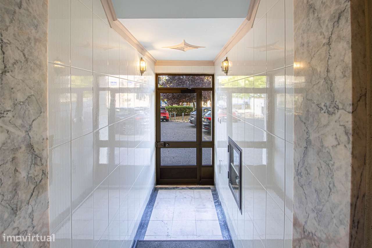 Apartamento T3 com garagem em Carnaxide-19