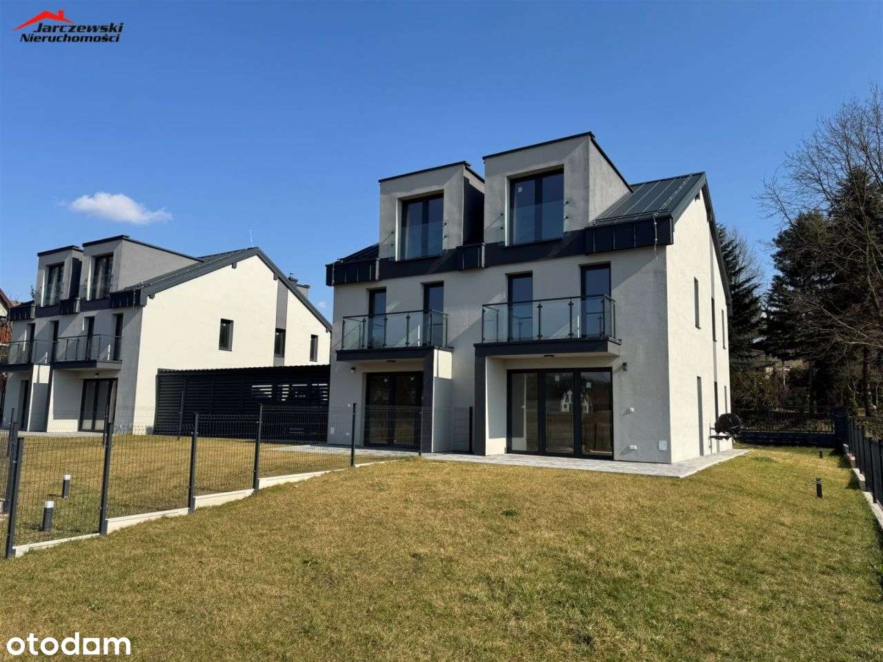 Dom bliźniak w kameralnej inwestycji na Bielanach-0