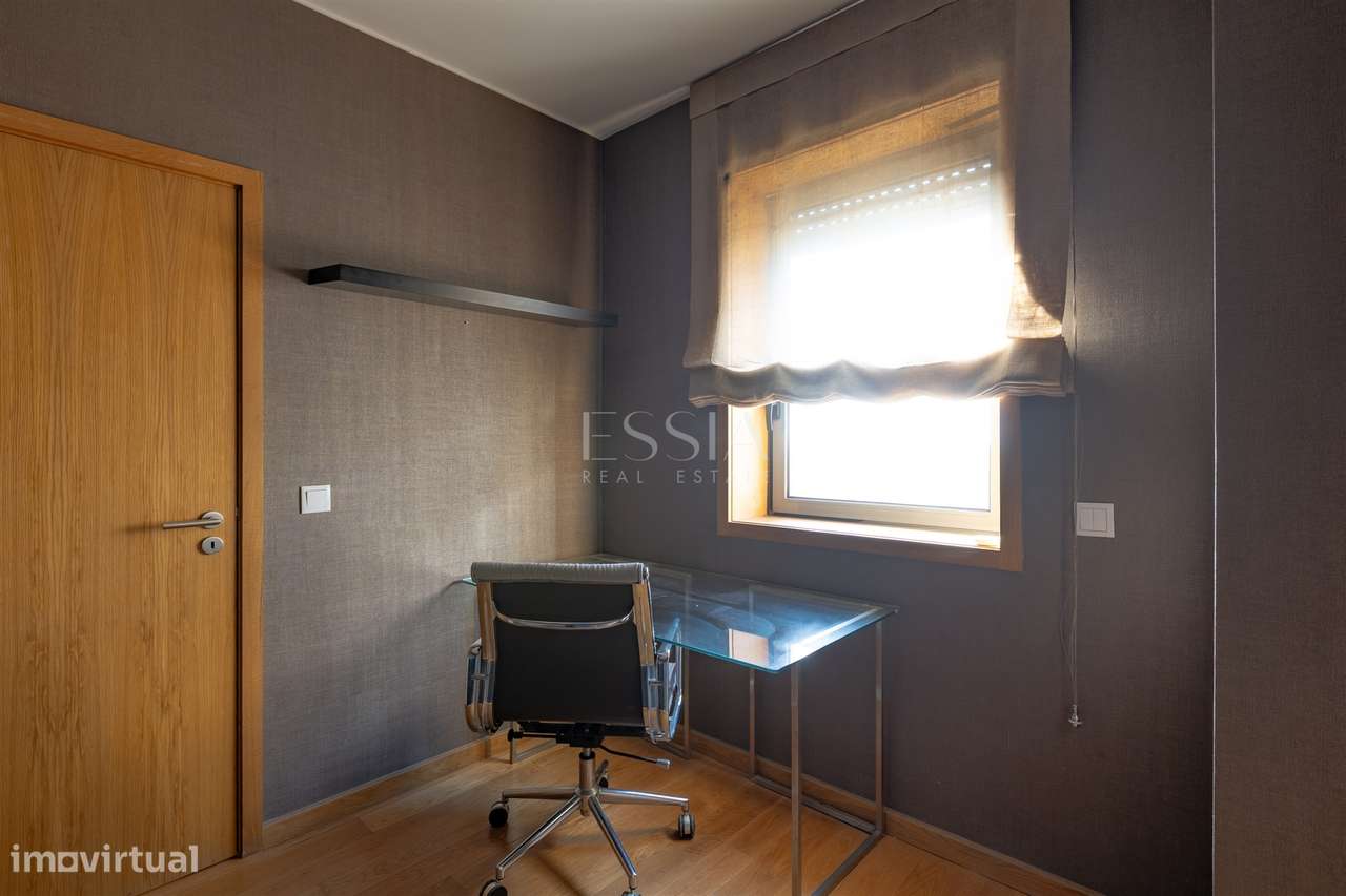 T3+1 com Varanda, 2 Lugares de garagem e Layout Personalizado, Ramalde-12