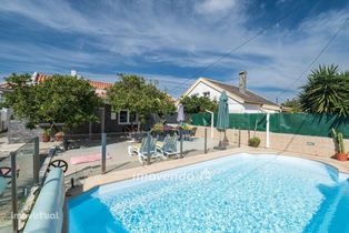 Moradia isolada T2+1, com piscina e terraço, na Charneca da Caparica