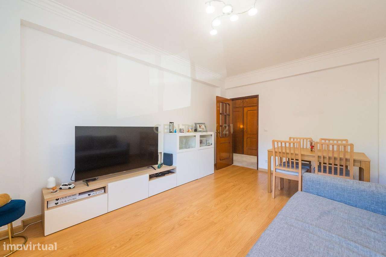 Apartamento T2 em bom estado, parcialmente remodelado-9