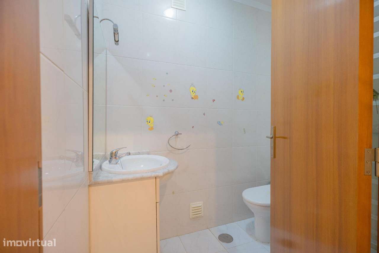 Apartamento T2, Gondomar, com varanda e 2 lugares de garagem-16