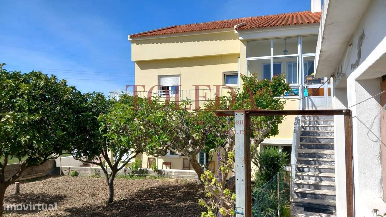 Moradia Bifamiliar com 2 T3 em Vialonga-32