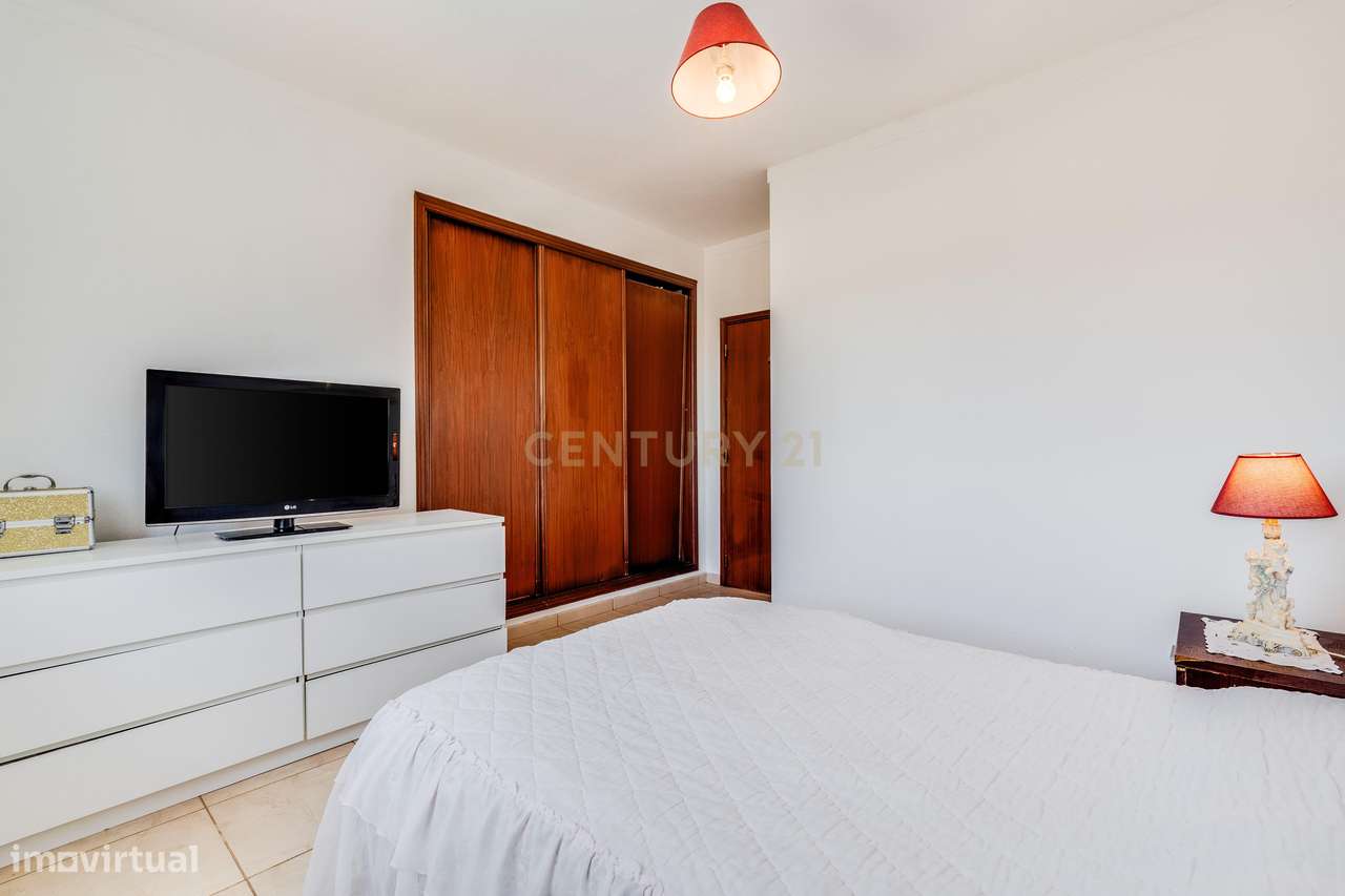 Moradia Bifamiliar T3 + T1 com Piscina  junto aos Campos de Golfe de A-28