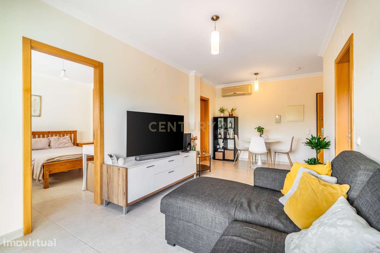 Excelente apartamento T2 com varanda ampla, piscina e campo de ténis.-6