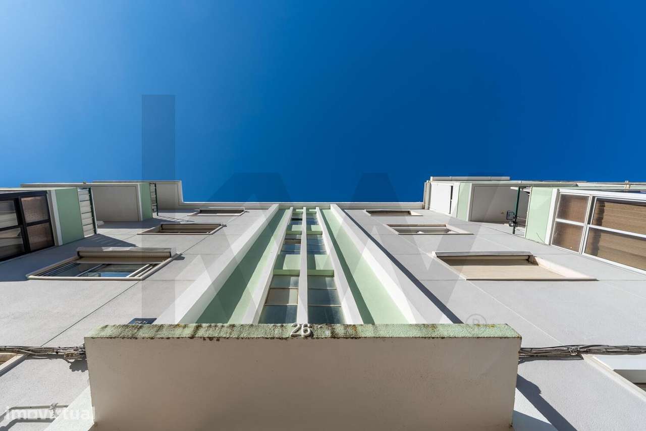 T2 Remodelado com Excelente Exposição Solar no Laranjeiro e Feijó, Alm-25