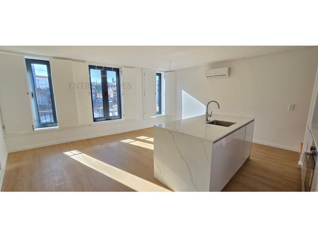 Apartamento T1 Duplex junto a estação de Campanhã pronto habitar, p...-0