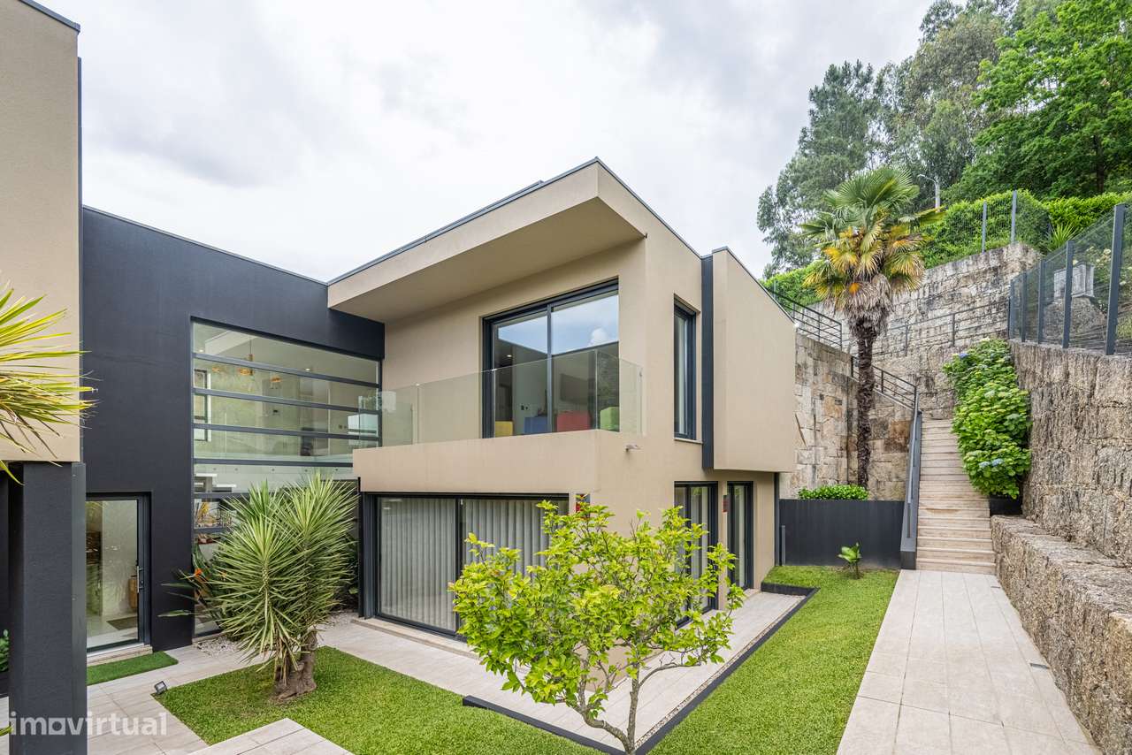 Moradia T4 com Rooftop Panorâmico e Piscina Privativa em GUIMARÃES-23