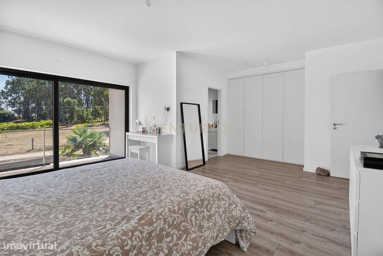 Moradia T3 com Suite, Jardim e Eficiência Energética A em Sequeade, Ba-18