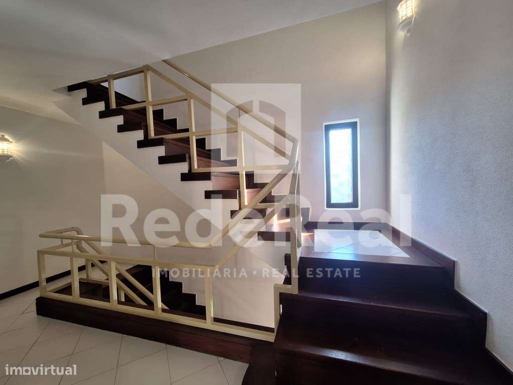 Moradia T3 + 1 com Boas Áreas em Lote de 300 m² - Centro de Albufeira-7