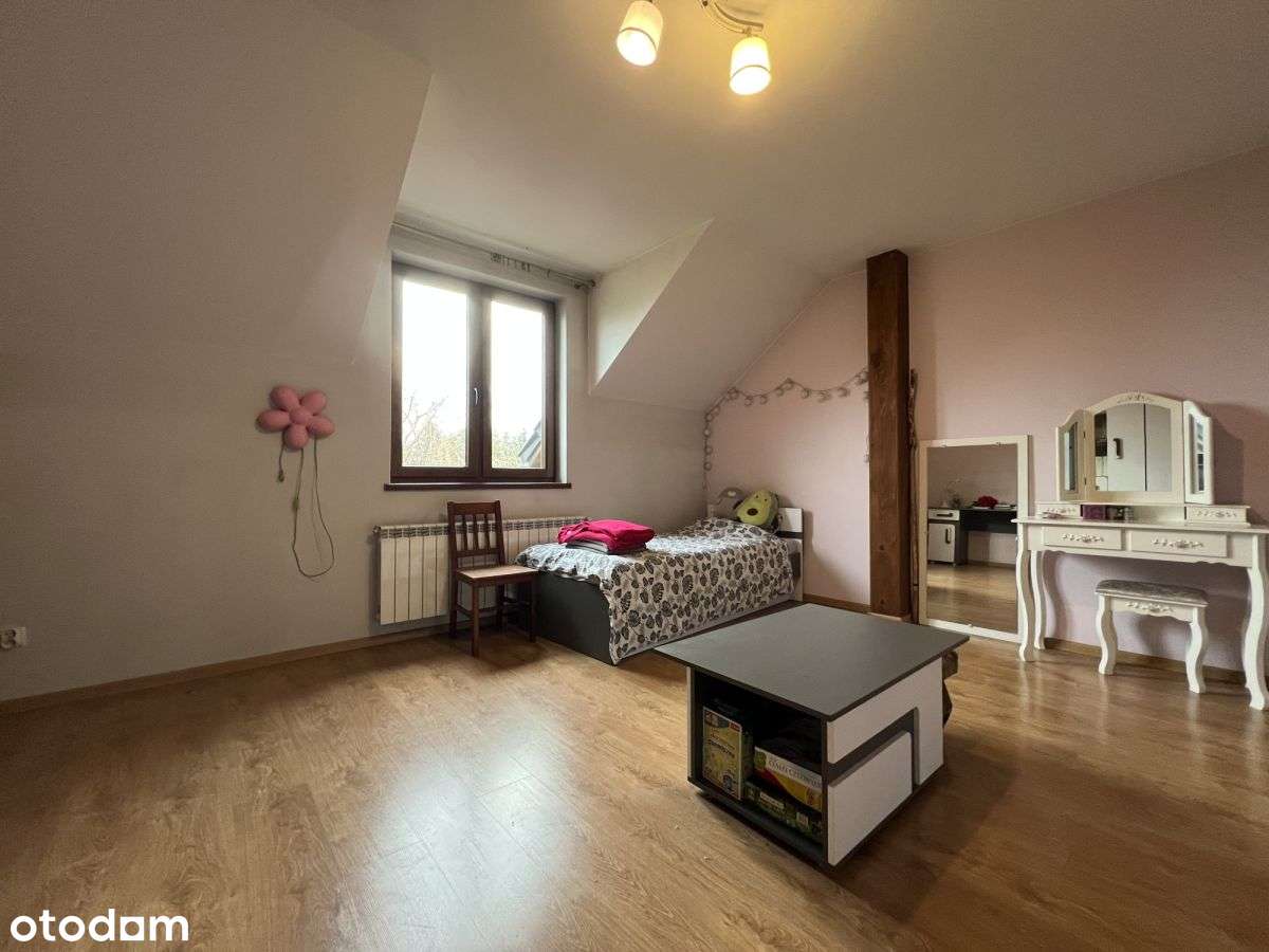 Funkcjonalny dom w dobrej lokalizacji-10