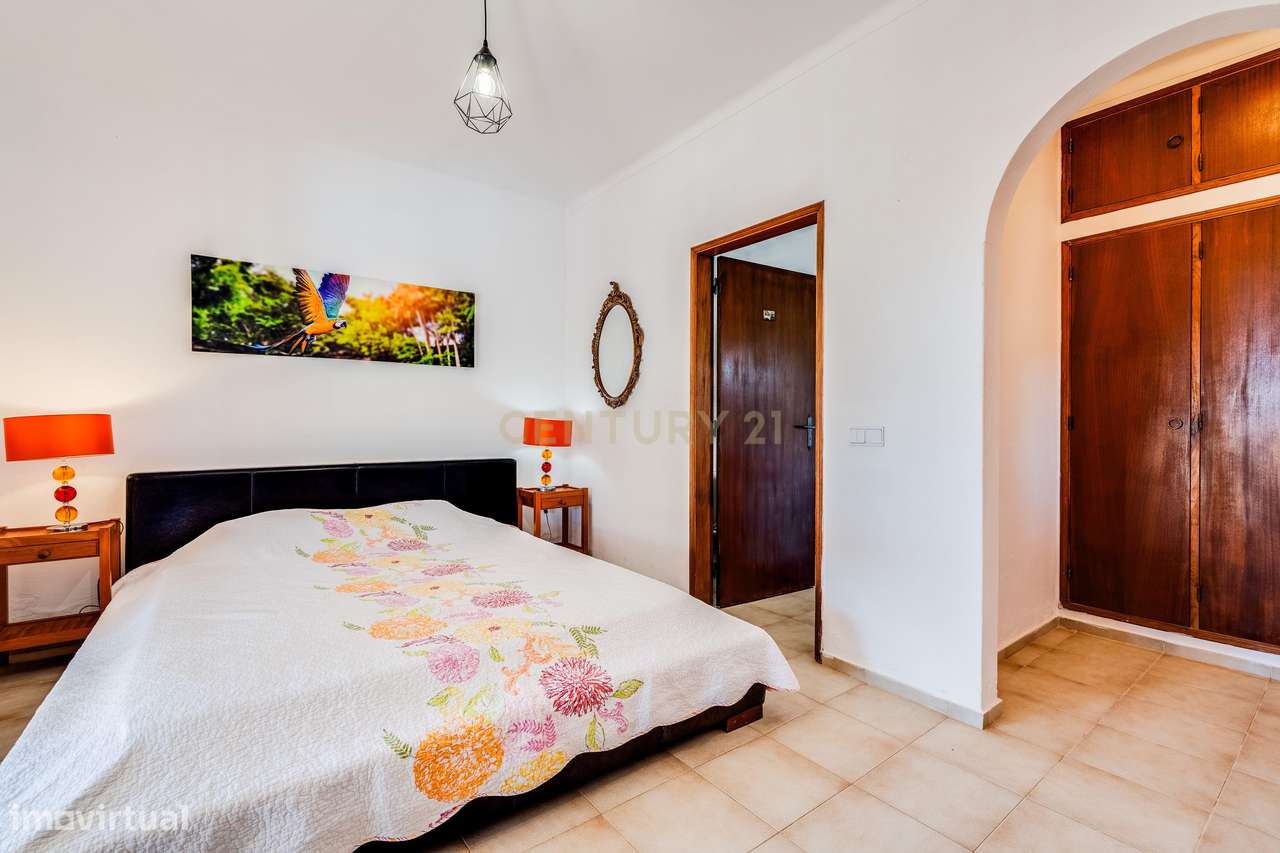 Moradia Bifamiliar T3 + T1 com Piscina  junto aos Campos de Golfe de A-12
