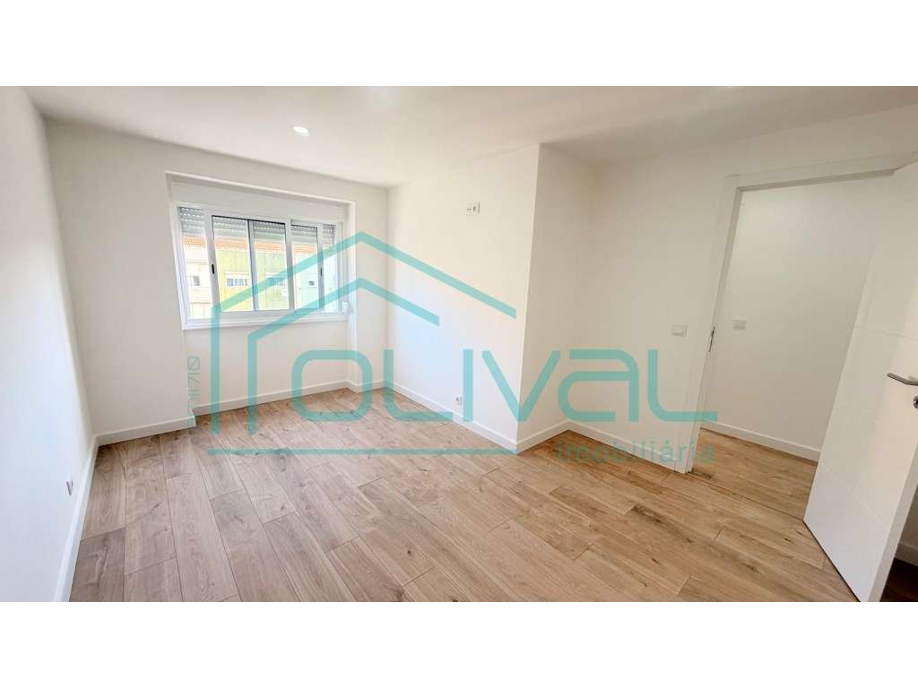 Centro de ALverca T2+1 +Terraço Remodelado-11