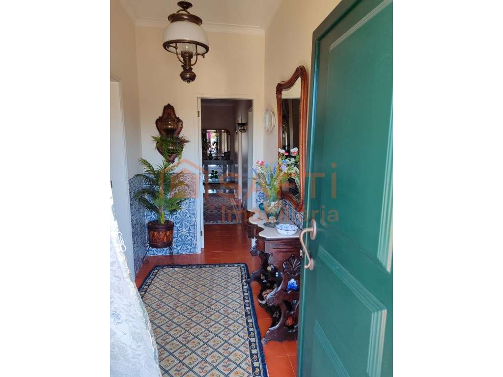 Moradia T5 com Piscina + Garagem para 3 Carros Oportunidade Imperdível-12