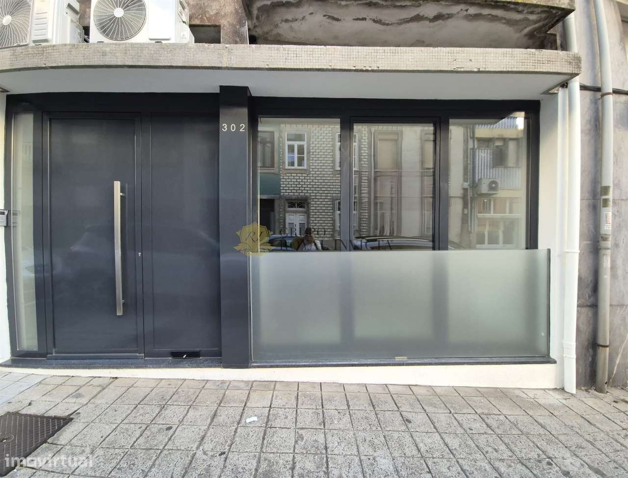 Oportunidade – Apartamento T2 Remodelado no Porto - Grande imagem: 2/26