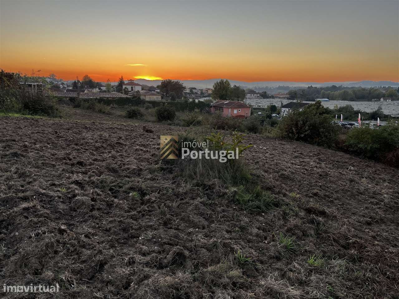 Venda Terreno 10.092,41m² para Construção Habitacional em Lago-5