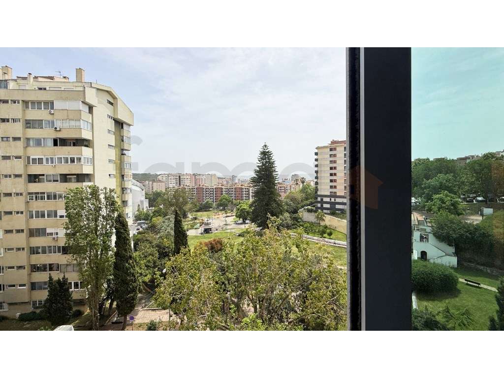 Apartamento T4 em Miraflores-13