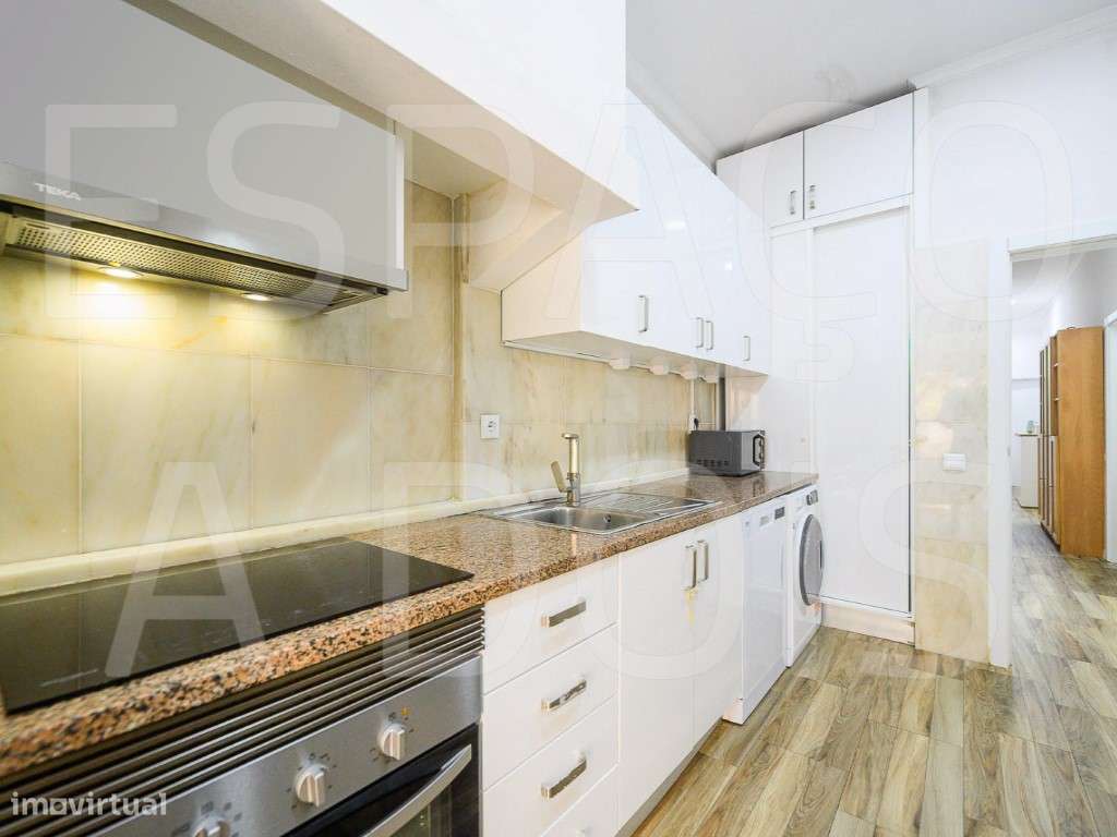 Amadora Centro | T3 Remodelado com 2 Suites e um Fantástico Logrado...-29