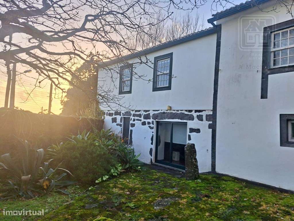 VENDA de AMPLA MORADIA ISOLADA com VASTO JARDIM e TERRENO - Horta, ... - Grande imagem: 4/60