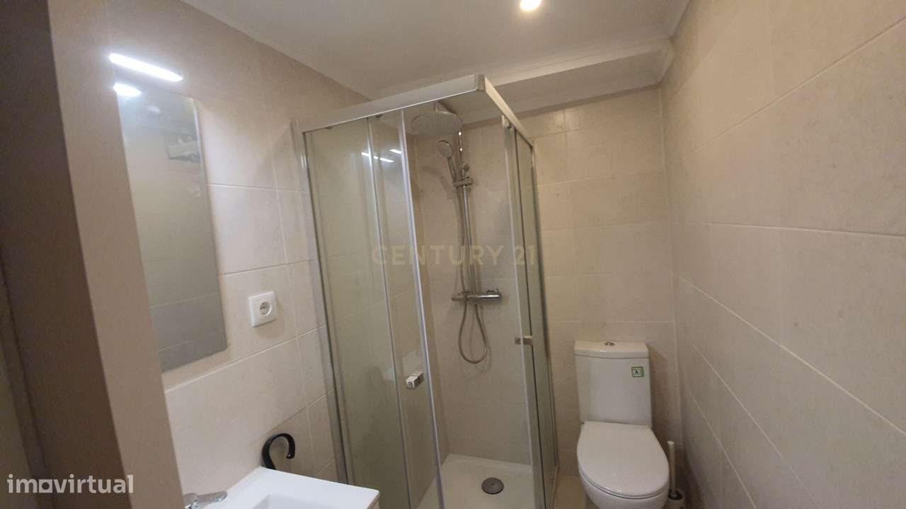 Prédio no Bairro Alto Remodelado com 3 Apartamentos e Loja, um Sonho p-12