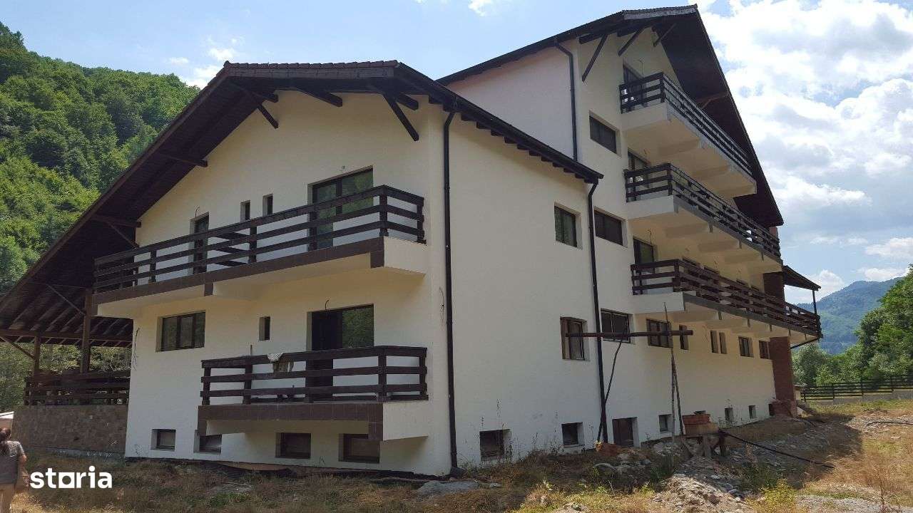 Pensiune / Hotel in Voineasa si 11 561 mp teren intravilan - Imagine principală: 4/20