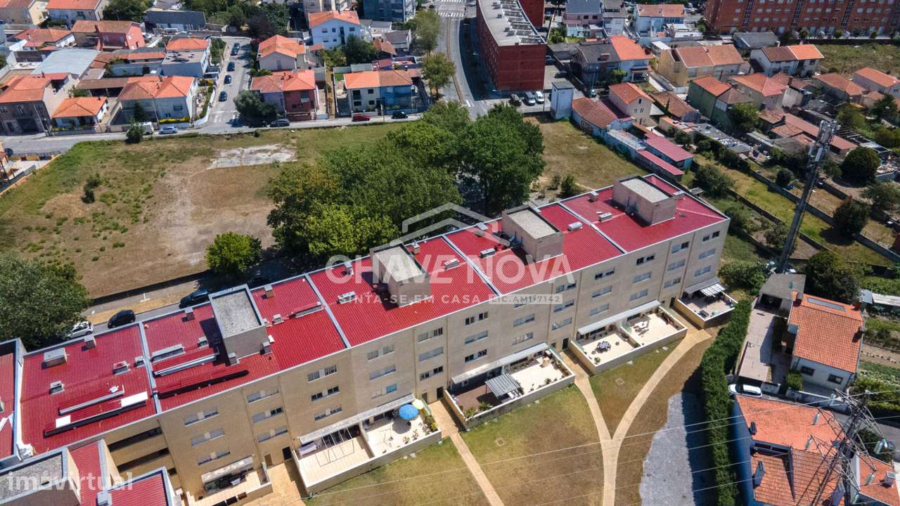 T3 em Matosinhos | Áreas Generosas, Garagem Box e Varanda Vista Mar-33