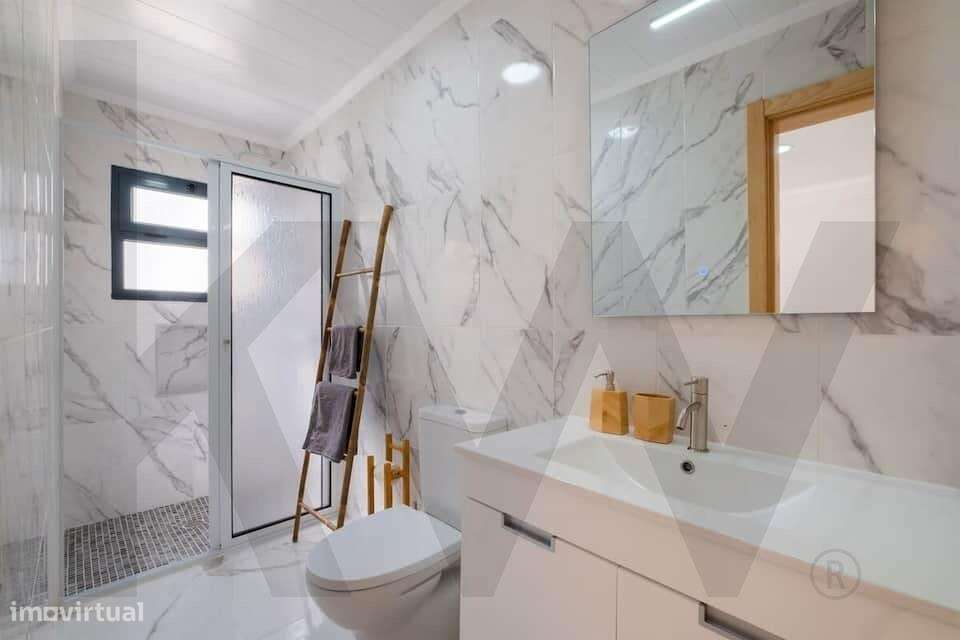 Moradia T5 com Licenciamento de Alojamento Local no Centro de Ponta De-10