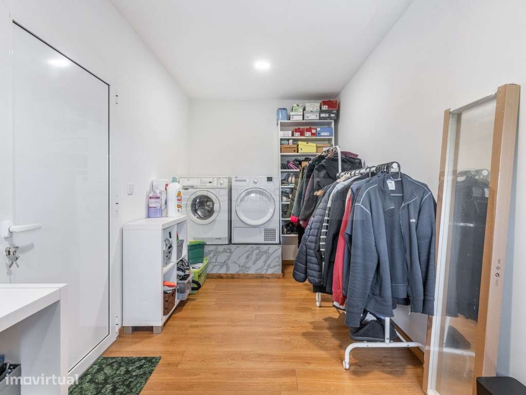 Propriedade Distinta com Piscina, Anexos, Poço de Água e Duas Fraçõ...-23