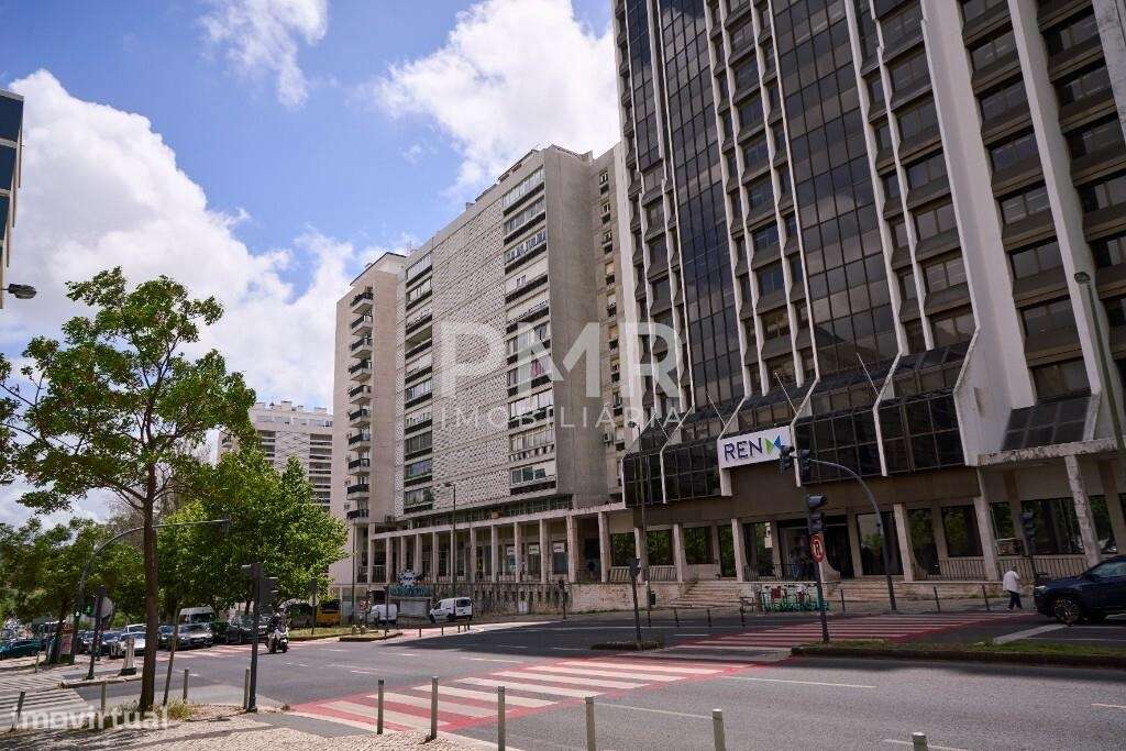 Apartamento T5 (ex T6) Avenida Estados Unidos da América-26