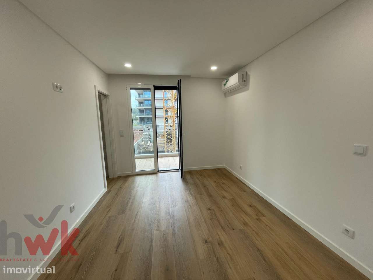 Apartamento T2 com 2 Suítes, Terraço e Garagem Box-14