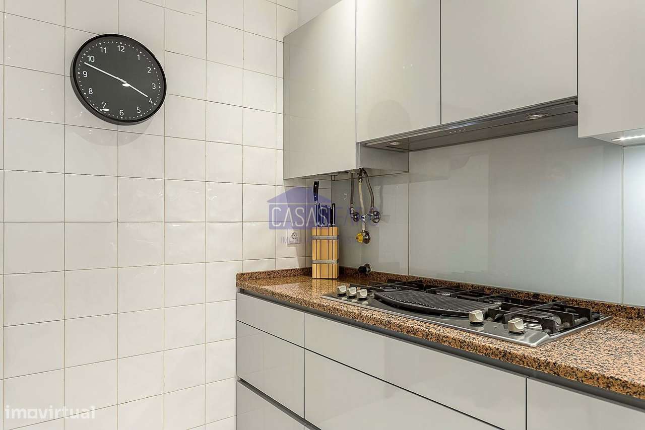 Imponente Moradia V3 de 3 pisos na zona da Avenida 5 de Outubro em Far-13