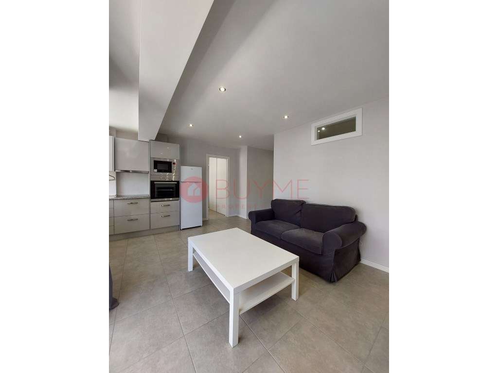 Apartamento T1+1 Renovado com Varandas Privativas em Quarteira - Grande imagem: 4/30