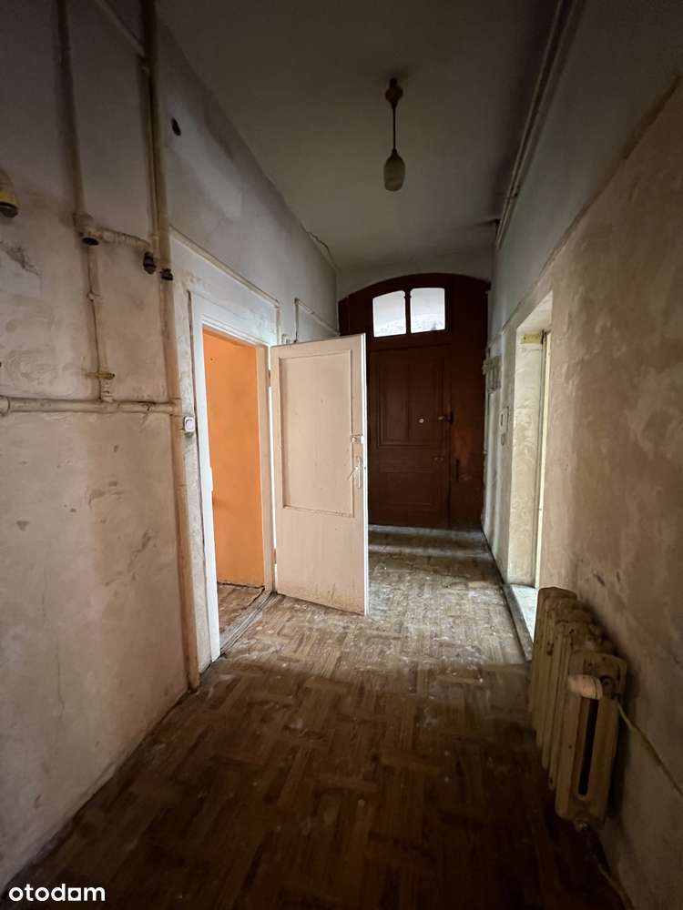 Aleja Fontann // Parter // FRONT-4