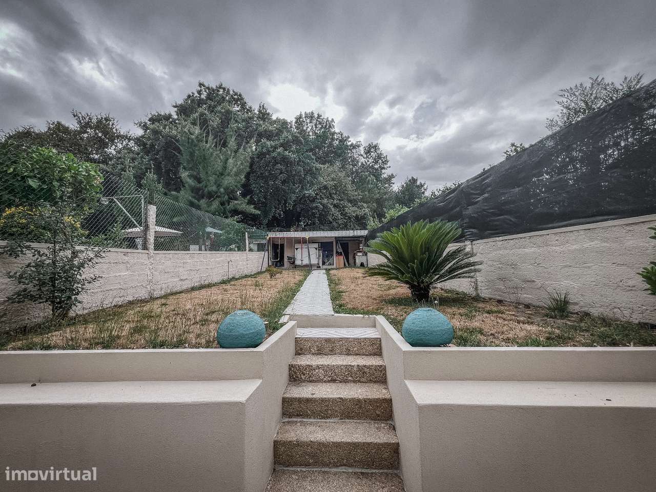 Moradia T4 no Centro de Santo Tirso com Terraço e Jardim-25