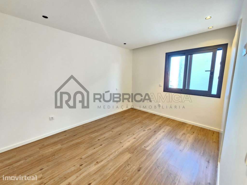 Moradia V3 renovada, com logradouro e anexo-18