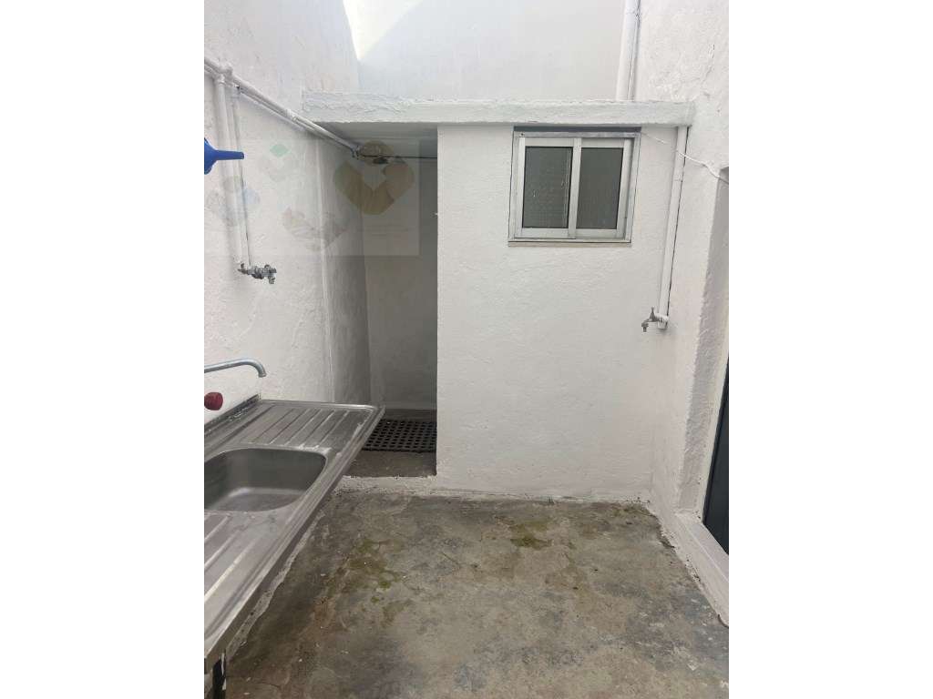 Moradia frente Monsanto, Excelente oportunidade, T2, por recuperar!-10