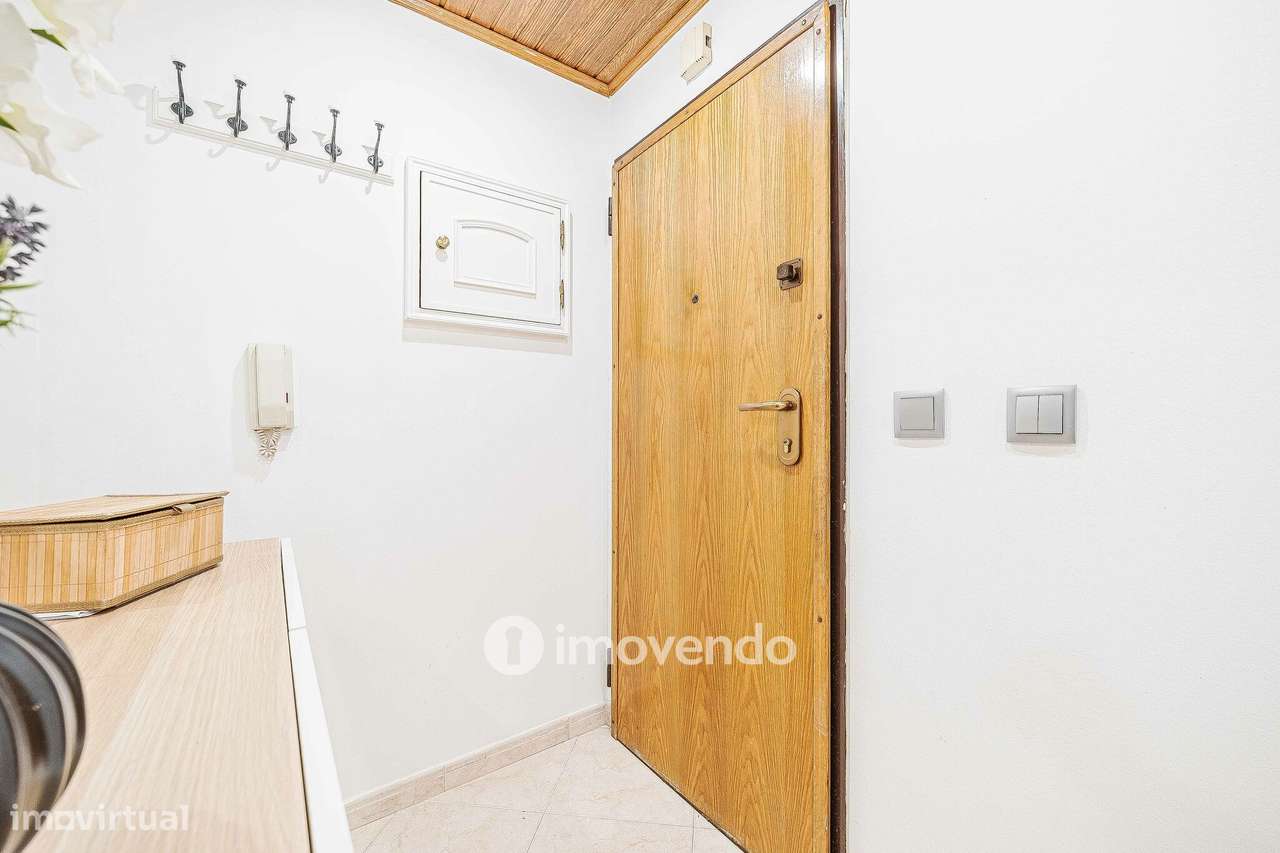 Apartamento T3, com estacionamento e arrecadação, na Ramada-44