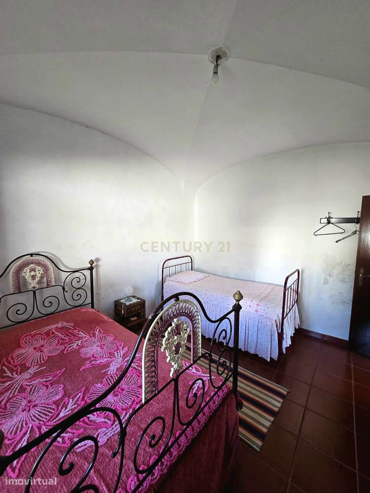 Moradia T3 com 2000 m² de Terreno, Poço, Forno Tradicional e Garagem –-13