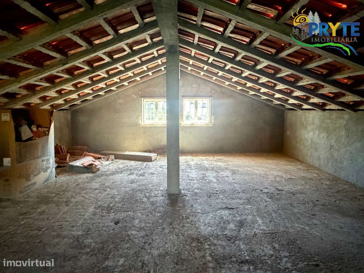 Moradia em Excelentes Condições com Amplo Terreno - Oportunidade Única-43