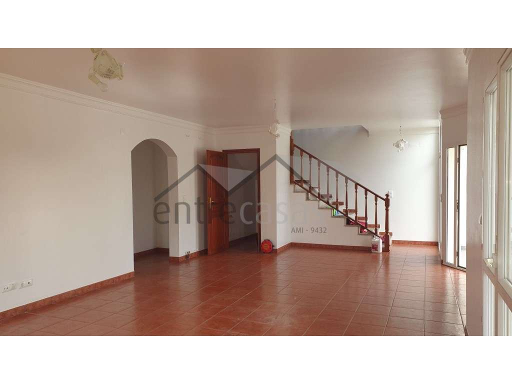 Prédio/Moradia T5 independente-7